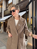 Mella | İthal Broş Detaylı Buklet Dokulu Keçe Uzun Kaban Vizon