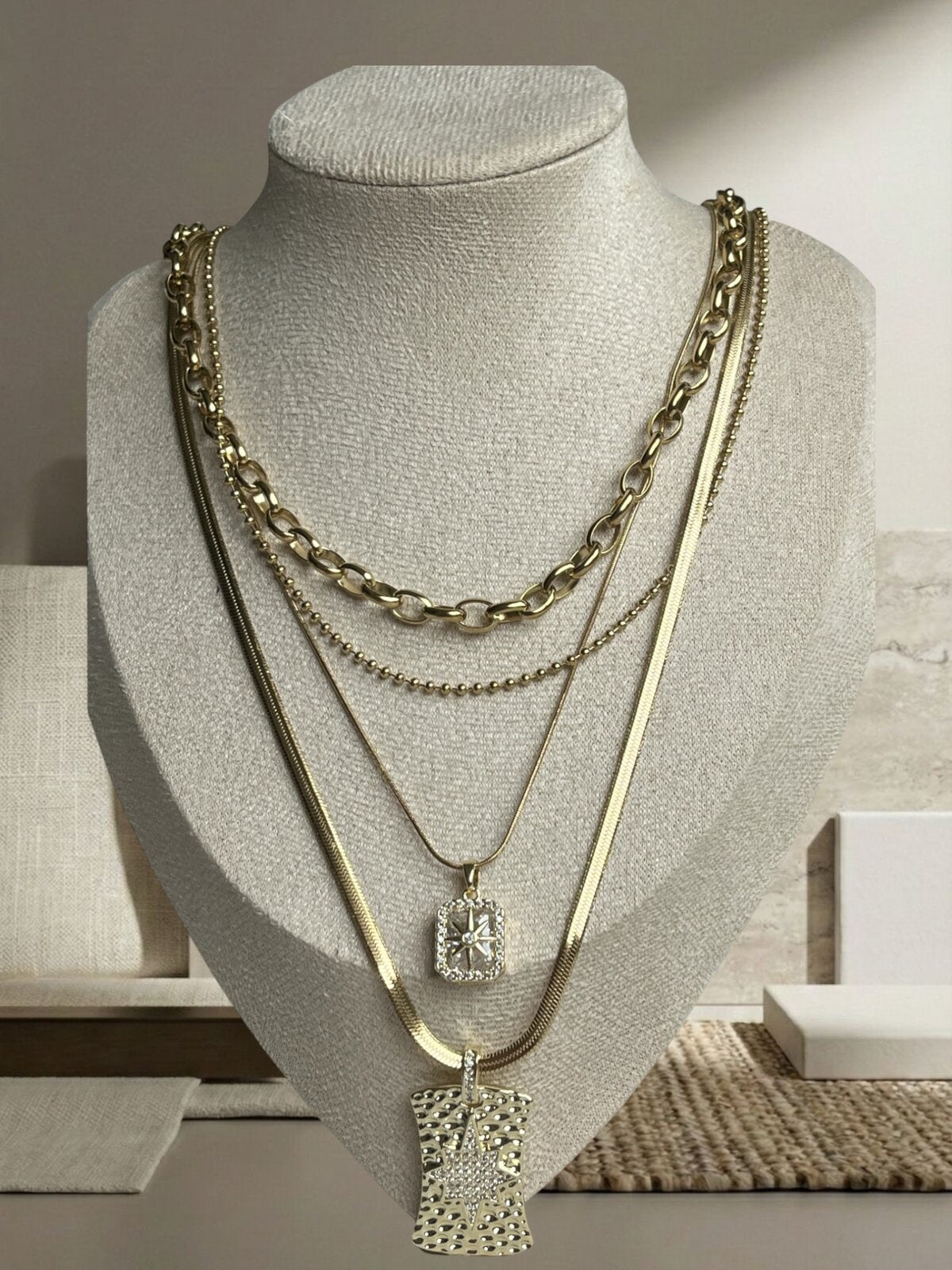 Çoklu Gold Bee Kolye