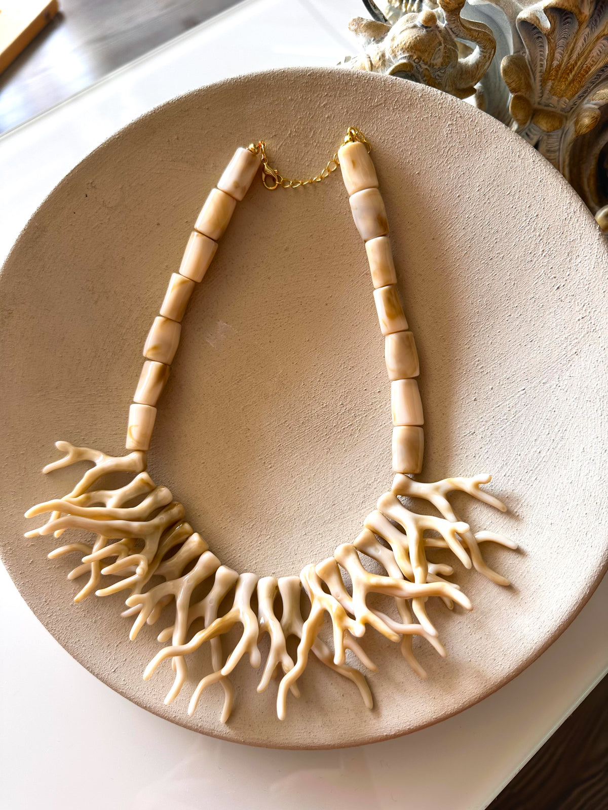 Zeyra Akrilik Mercan Desen Kolye Kemik